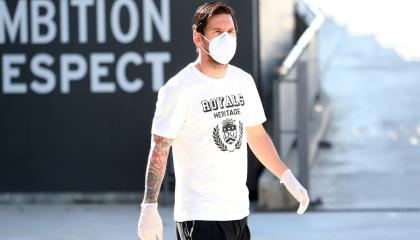 Lionel Messi, a su llegada a la Ciudad Deportiva en Barcelona, el miércoles 6 de mayo, con mascarilla y guantes.