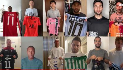 Futbolistas de todo el mundo posando con sus camisetas que fueron donadas para la subasta.