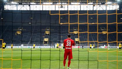 Vista desde atrás de uno de los arcos del estadio Signal Iduna Park, en Dortmund, Alemania.