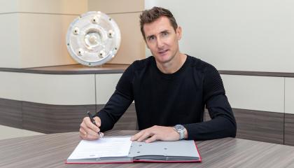 Miroslav Klose, al momento de firmar su contrato en las oficinas del Bayern Munich, el jueves 7 de mayo.