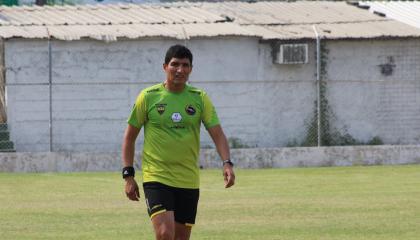 Diego Lara en el partido Santa Rita vs. Orense en los Playoffs, de la Serie B.