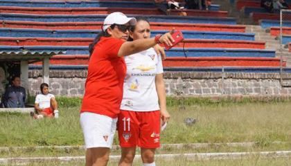 Jenny Herrera, dirigiendo un partido de Liga de Quito, en 2017.