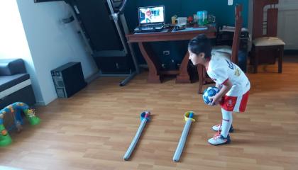 Un alumno de Little Kickers realiza las actividades de la escuela en su casa. 