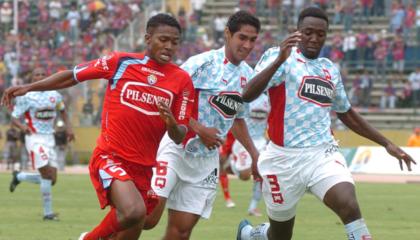 Antonio Valencia, con la camiseta de El Nacional, en un partido frente al Deportivo Quito.