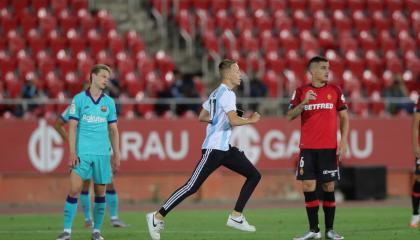 Un espontáneo, con la camiseta 10 de Argentina, se metió a la cancha en el partido entre el FC Barcelona y el Mallorca, el 13 de junio de 2020.