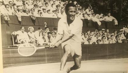 Pancho Segura Cano en su inolvidable revés a dos manos.