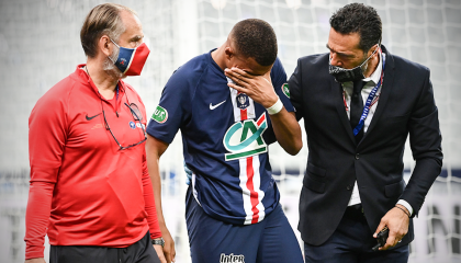 El jugador Kylian Mbappe del PSG se lesionó en la final de la Copa de Francia, este viernes 24 de julio.