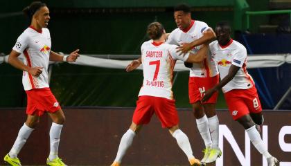 Los jugadores del Leipzig festejan el gol del triunfo frente al Atlético Madrid, el jueves 13 de agosto de 2020, en Lisboa.