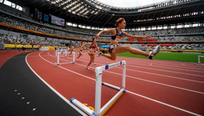 Haruka Shibata durante los 400 metros vallas femeninos del Golden Grand Prix 2020 Tokio, en el Estadio Olímpico en Tokio, este domingo 23 de agosto de 2020. 