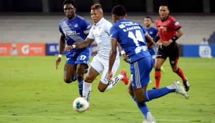 Billy Arce disputa una pelota con Roberto Ordóñez, en el estadio Capwell, el 19 de septiembre de 2020.
