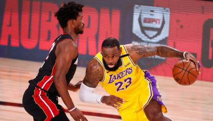 A LeBron James  lo cubre Butler en la primera mitad de las Finales de la NBA, el miércoles 30 de septiembre de 2020.