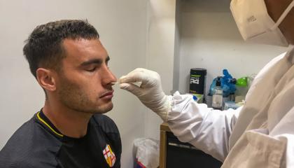 El jugador Emmanuel Martínez de Barcelona realizándose las pruebas de Covid-19, el 25 de septiembre.