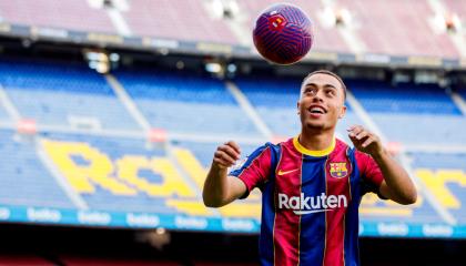 Sergiño Dest durante su presentación como nuevo jugador del FC Barcelona, este jueves 1 de octubre de 2020.