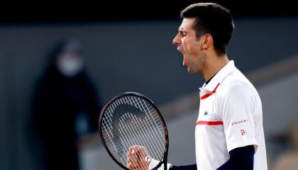 Novak Djokovic de Serbia reacciona mientras juega contra Pablo Carreno durante el partido de cuartos de final del Abierto de Francia.