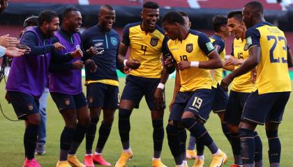 Los jugadores de Ecuador celebran un gol ante Uruguay en el estadio Rodrigo Paz, por las Eliminatorias al Mundial de Qatar, en el partido jugado el 13 de octubre de 2020.