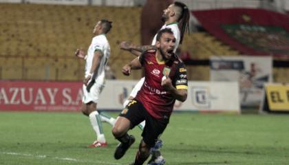 Lucas Mancinelli, del Deportivo Cuenca, celebra uno de sus dos goles anotados este lunes 19 de octubre, frente a Liga de Portoviejo.