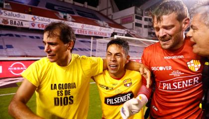 Javier Burrai, arquero de Barcelona, sale a hombres después de lograr el título en el estadio Rodrigo Paz Delgado, el martes 29 de diciembre de 2020.