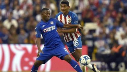 Bryan Angulo disputa el balón con un futbolista de Chivas, por el torneo mexicano, en diciembre de 2019.