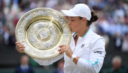 Ashleigh Barty besa el trofeo de Wimbledon conseguido el sábado 10 de julio de 2021, en Londres.