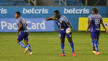 Los jugadores del Delfín celebran el gol del empate frente a Técnico Universitario, el lunes 26 de julio de 2021.
