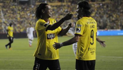 El 29 de enero de 2016, Ronaldinho deslumbró a los hinchas de Barcelona en el Estadio Banco Pichincha. Fue el invitado para la Noche Amarilla, donde el 'Ídolo' presentó a su nómina para esa temporada. 