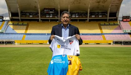 Polo Carrera luce las camisetas de Liga Deportiva Universitaria, Barcelona y Universidad Católica, en una sesión de fotos el miércoles 20 de octubre de 2021, en el estadio Olímpico Atahualpa, que fue su casa por más de 20 años.