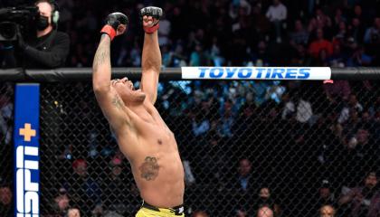 Michael Morales levanta sus brazos y festeja la victoria ante Trevin Giles en el UFC 270, el 22 de enero de 2022.