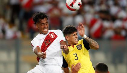 Renato Tapia (i) de Perú cabecea una pelota al lado de Piero Hincapié, de Ecuador, en Lima, el 1 de febrero de 2022.