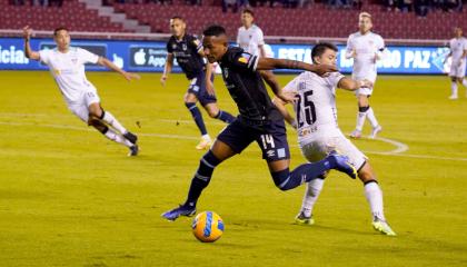José Carabalí, de Universidad Católica, pelea la pelota con Andrés López, de Liga de Quito, por la Fecha 3 de la LigaPro, el sábado 5 de marzo de 2022.