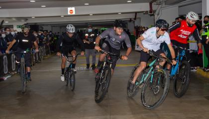 Ciclistas corriendo la primera edición de la Sub 700 Criterium, el 7 de octubre de 2021. 