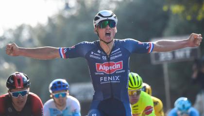 Mathieu van der Poel, en la meta de la Etapa 4 de la Coppi e Bartali, el 25 de marzo de 2022.