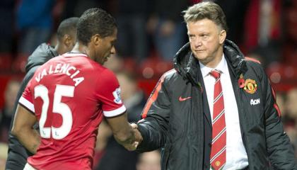 Antonio Valencia estrecha su mano con la de Louis Van Gaal, en un partido del Manchester United, en Old Trafford.