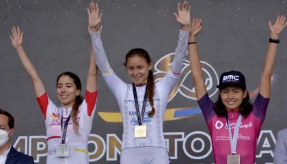 Esther Galarza, con su medalla de oro en el podio del Campeonato Nacional de Ruta, el 20 de febrero de 2022.