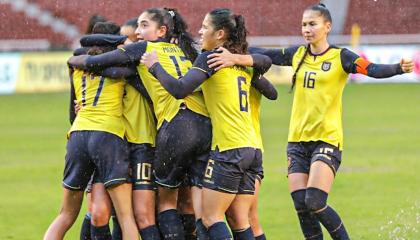 Las jugadoras de la selección ecuatoriana de fútbol festejan un gol en el estadio Rodrigo Paz Delgado.