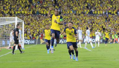 Enner Valencia celebra un gol por Eliminatorias ante Argentina, en el Estadio Banco Pichincha, el 29 de marzo de 2022