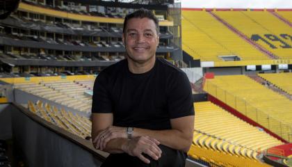 Carlos Alfaro Moreno sonríe en el Estadio Banco Pichincha, después de una entrevista con PRIMICIAS, el 30 de marzo de 2022.