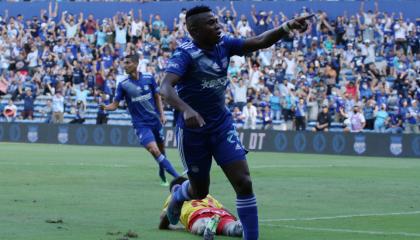 Bryan Carabalí festeja su gol en la victoria de Emelec sobre Aucas, el 24 de abril de 2022. 