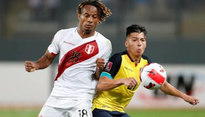 Alan Franco disputa un balón con Andre Carrillo, de Perú, en un partido por Eliminatorias, el 1 de febrero de 2022.