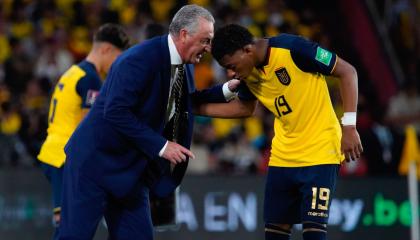 Gustavo Alfaro habla con Gonzalo Plata durante el partido ante Argentina, en el Estadio Banco Pichincha, el 29 de marzo de 2022.