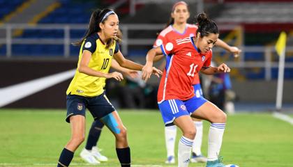 Yessenia López, de Chile, controla una pelota ante la marca de Danna Pesántez, de Eciador, en un partido por la Copa América femenina de Colombia, el 14 de julio de 2022.