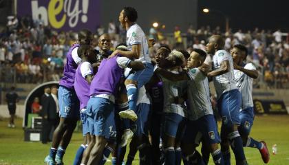 Los jugadores de 9 de Octubre festejan un gol ante Aucas en la Copa Ecuador, el 4 de agosto de 2022.