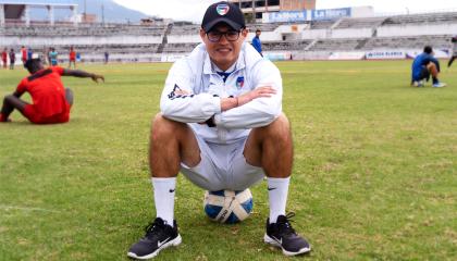 Joe Armas sentado sobre una pelota después de una entrevista con PRIMICIAS, en el estadio de Ibarra, en agosto de 2022.