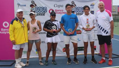 Los campeones del Gogo Week junto a Andrés Gómez, en Salinas, el 13 de agosto de 2022.