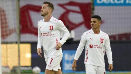 Tomás Molina (i) y Alexander Alvarado (d) durante el partido ante Cumbayá, en el Estadio Rodrigo Paz Delgado, el 20 de agosto de 2022.