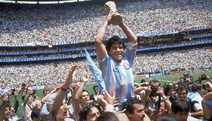 Diego Maradona se consagra campeón del Mundial de 1986 en el estadio Azteca.