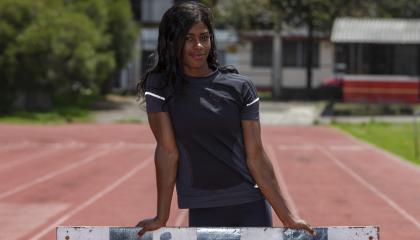 Anahí Suárez sonríe en la pista de atletismo de los Chasquis, en Quito.