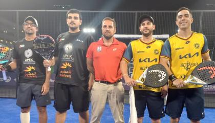 Marco Larrea y Sebastián Esquetini, de Ecuador, durante el Mundial de pádel de Dubai, el 2 de noviembre de 2022.