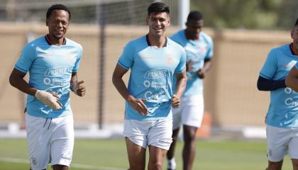 Romario Ibarra y Xavier Arreaga, durante el entrenamiento de Ecuador en el Messemer Sports Club, el 26 de noviembre de 2022. 