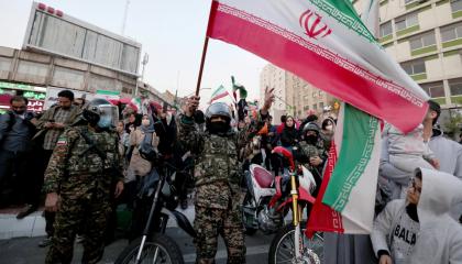 Policía de Irán celebra el triunfo de su selección ante Gales, el 25 de noviembre de 2022.