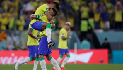 Casemiro celebra su gol con Thiago Silva en el partido contra Suiza, el 28 de noviembre de 2022.